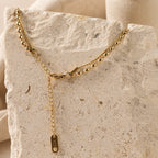 Sluiting van de goudkleurige layered ketting Indigo Necklace van hi SISU, twee lagen in één verstelbare sluiting
