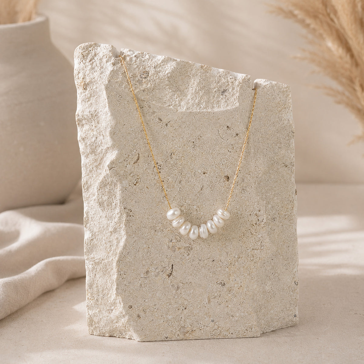 Fijne goudkleurige ketting met zoetwaterparels Olivia Necklace van hi SISU