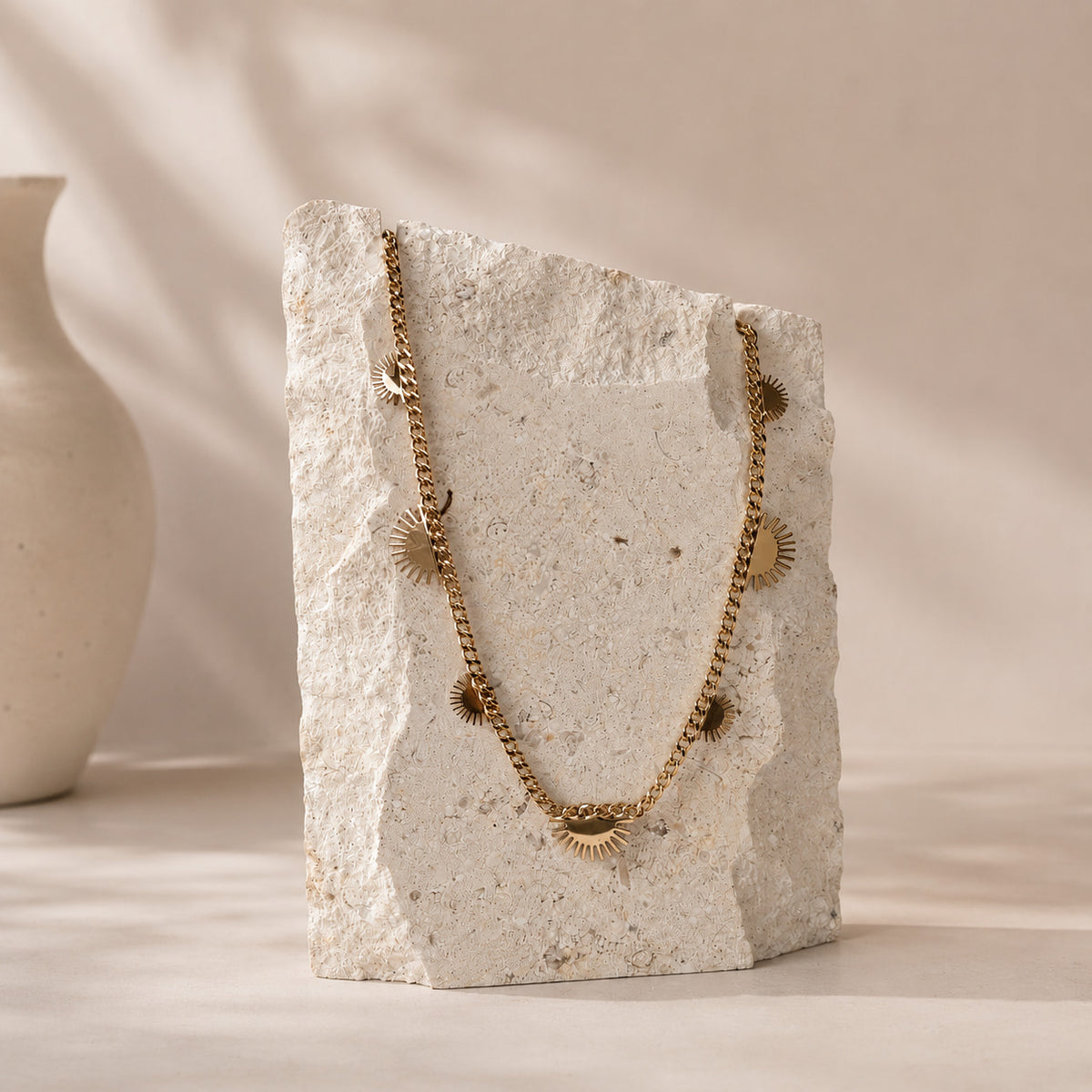Goudkleurige schakelketting met zonnetjes Serena Necklace van hi SISU