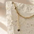 Sluiting en verstelbaar verlengkettinkje van de goudkleurige schakelketting Serena Necklace van hi SISU