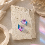 Paarse semi-transparante oorbellen Charlotte Earrings van hi SISU met kleurmix van paars en blauw