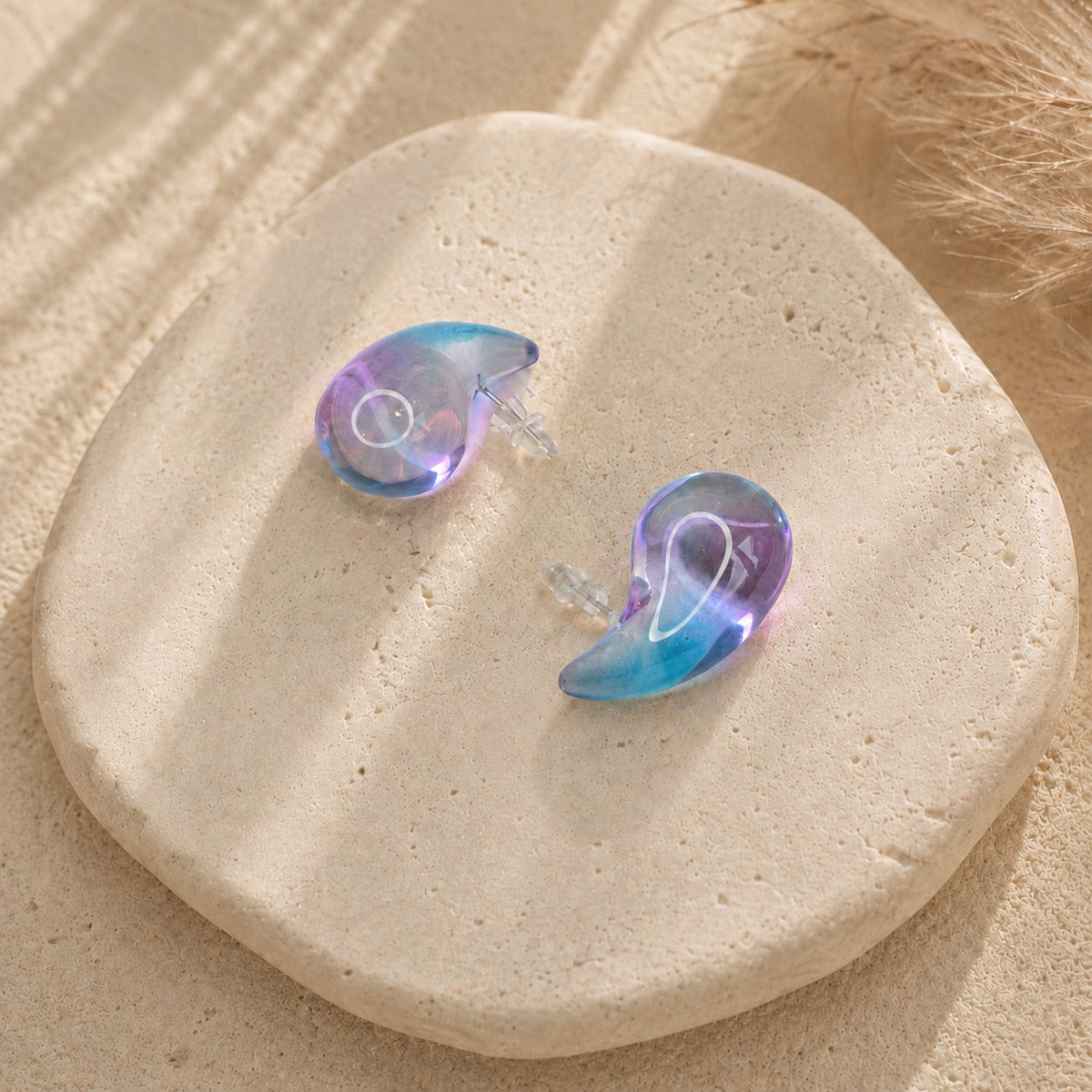 Paarse semi-transparante oorbellen Charlotte Earrings van hi SISU met kleurmix van paars en blauw 2