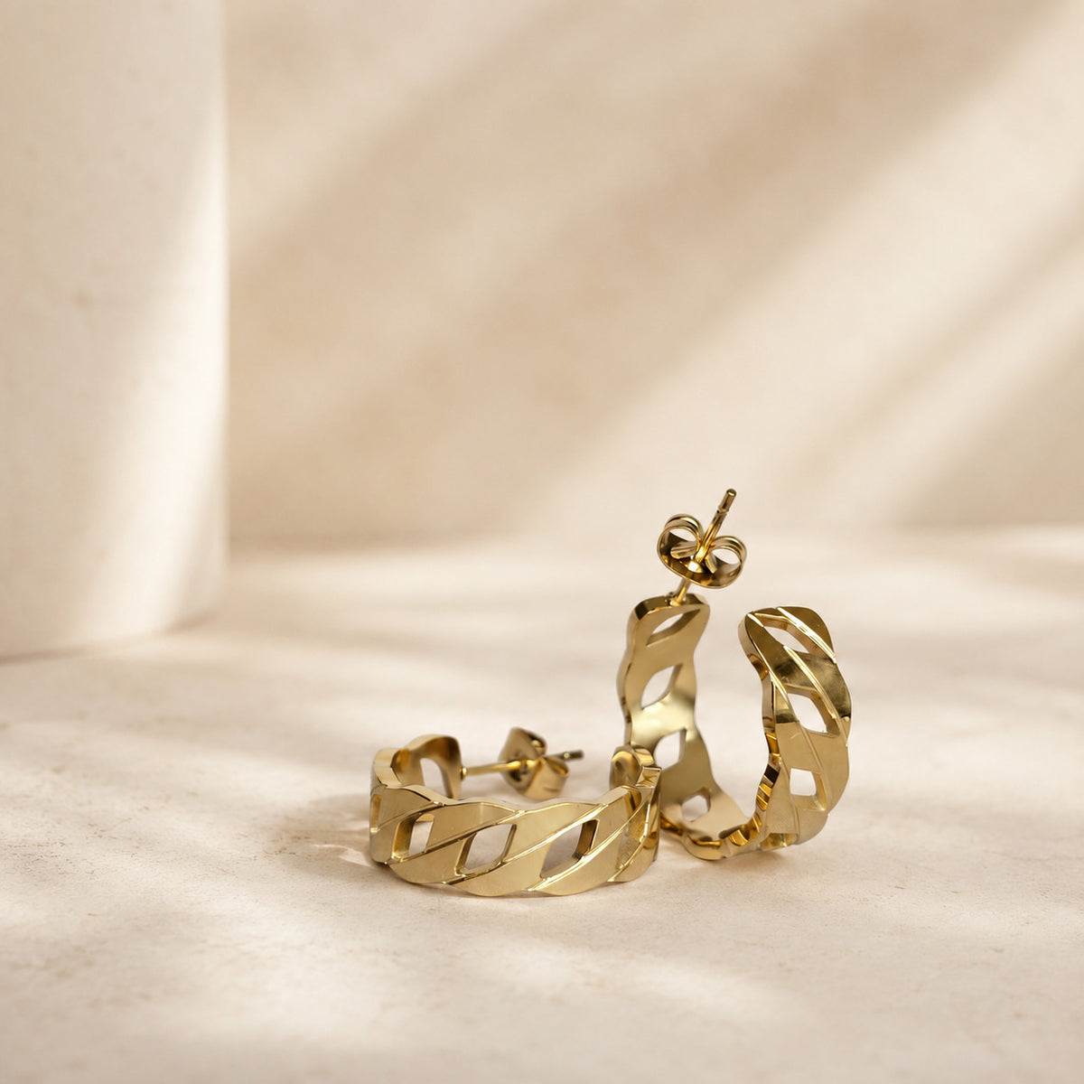 Goudkleurige mini hoops met schakeldesign Sofia Earrings van hi SISU