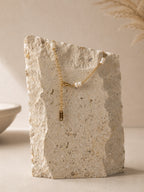 Detail van de sluiting en het verstelbare verlengkettinkje van de goudkleurige parelketting Bella Necklace van hi SISU