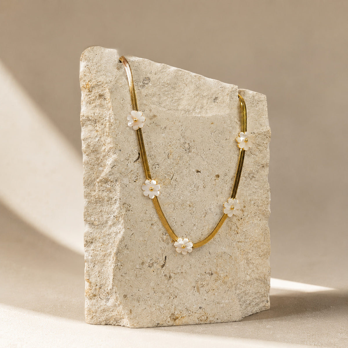 Goudkleurige platte ketting met witte bloemetjes Daisy Necklace van hi SISU
