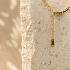Sluiting en verstelbaar verlengkettinkje met K18 label van de gouden Daisy Necklace van hi SISU