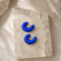 Blauwe chunky matte oorbellen Spencer Earrings van hi SISU