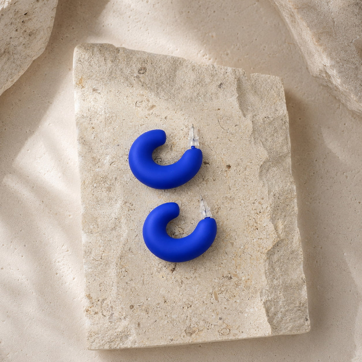 Blauwe chunky matte oorbellen Spencer Earrings van hi SISU