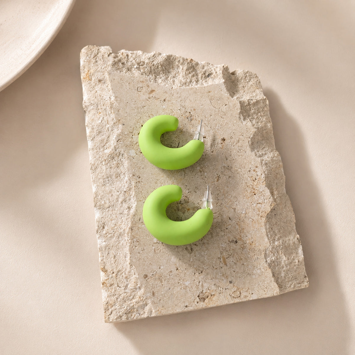 Lichtgroene chunky matte oorbellen Spencer Earrings van hi SISU