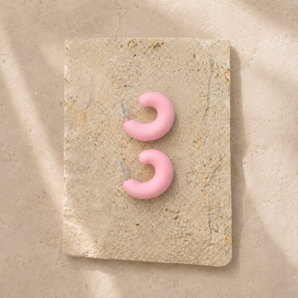 Roze chunky matte oorbellen Spencer Earrings van hi SISU