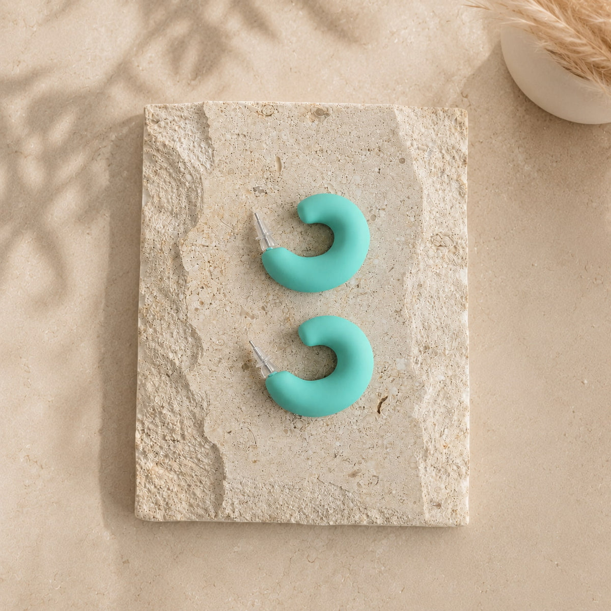 Mintgroene chunky matte oorbellen Spencer Earrings van hi SISU